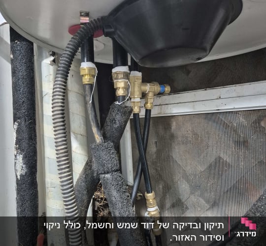 חיבורים וצינורות של מערכת חימום מים סולארית